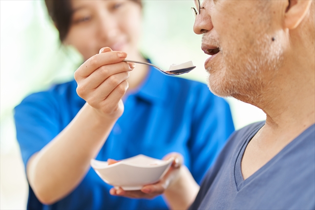 食事介助のイメージ