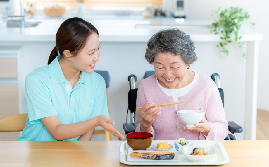 訪問介護スタッフが食事を提供している様子
