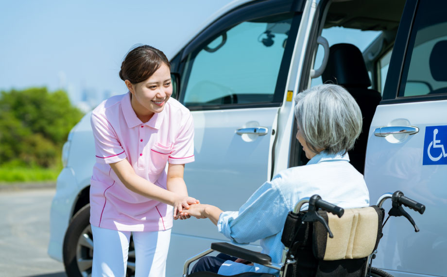 車いすの利用者を送迎する訪問介護スタッフ